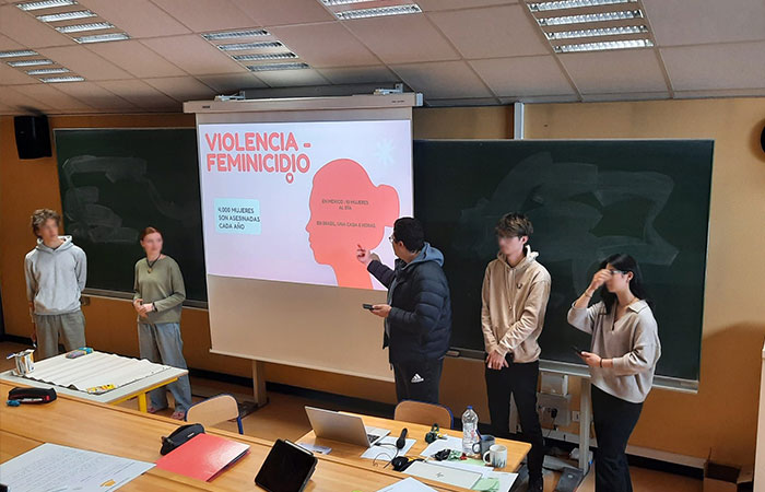 Elèves faisant leur présentation